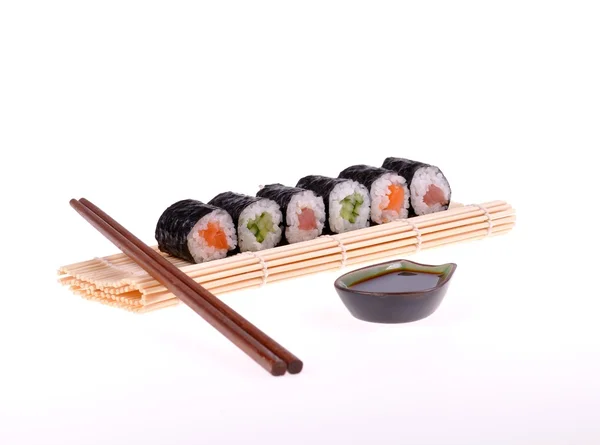 Maki sushi sobre fondo blanco — Foto de Stock