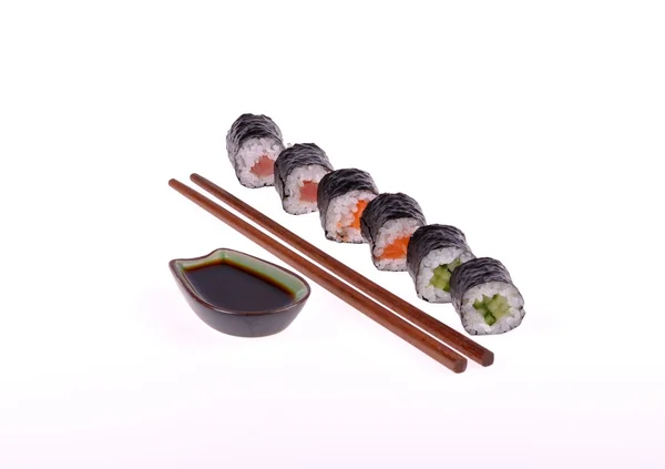 Maki sushi na bílém pozadí — Stock fotografie