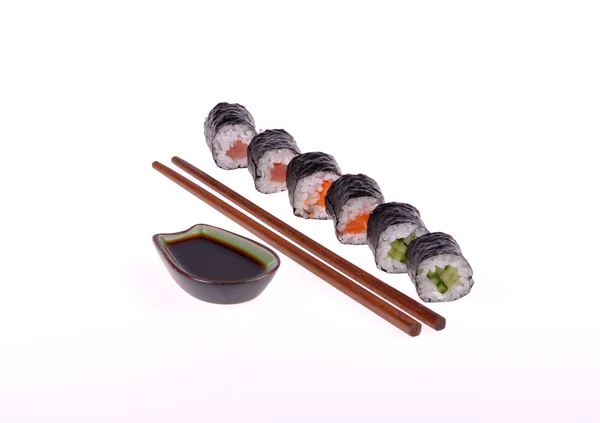 Maki Sushi auf weißem Hintergrund — Stockfoto