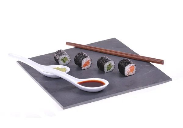 在白色背景上 maki 寿司板 — 图库照片