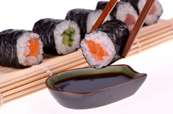 在白色背景上 maki 寿司 — 图库照片
