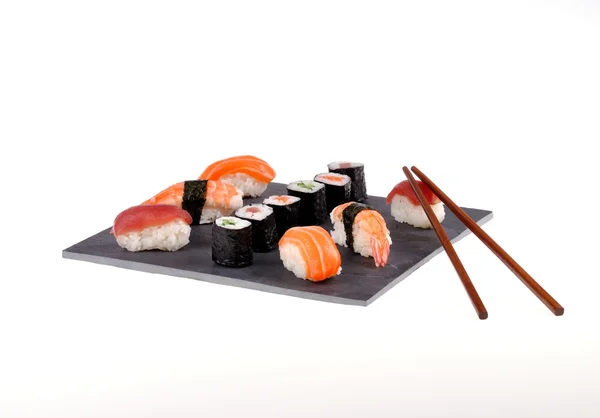 板的白色背景上的寿司 — 图库照片