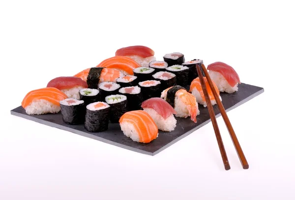 板的白色背景上的寿司 — 图库照片