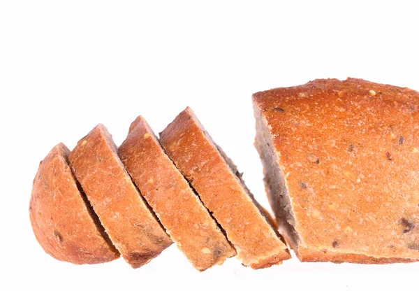 Beyaz zemin üzerine dilimler halinde kesilmiş ekmek — Stok fotoğraf