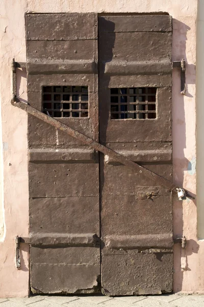 Vecchia porta in metallo arrugginito — Foto Stock
