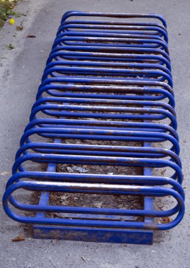 metal bisiklet depolama aygıtı bir parkta