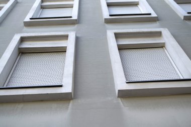 Beyaz panjurlar ile pencere