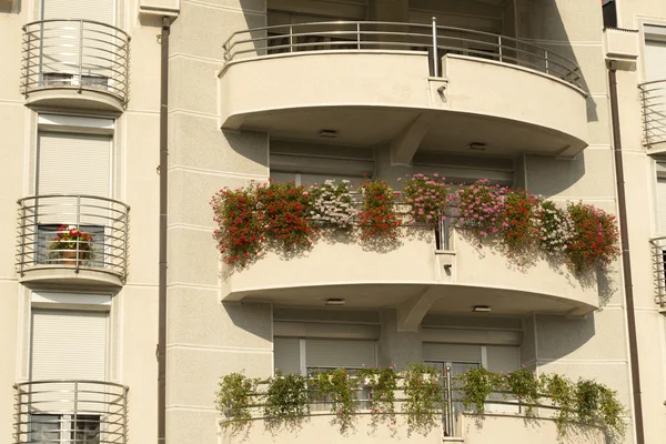 Балкон с цветами — стоковое фото