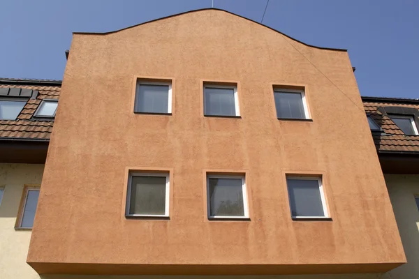 หน้าผากของตึกที่มีหน้าต่าง — ภาพถ่ายสต็อก
