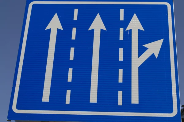欧洲交通标志指示我们在一条单程路 — 图库照片