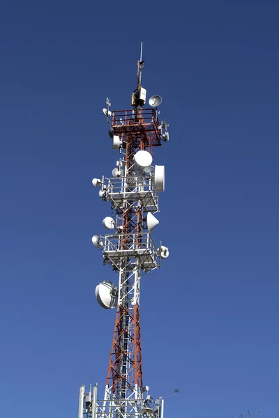 青い空が美しい通信塔 — ストック写真