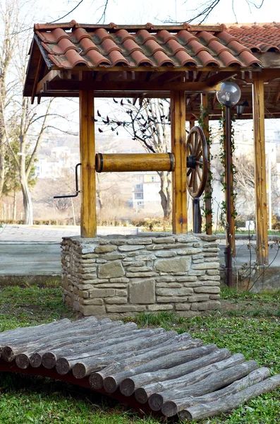 yaşlı adam altında yapılan çukur