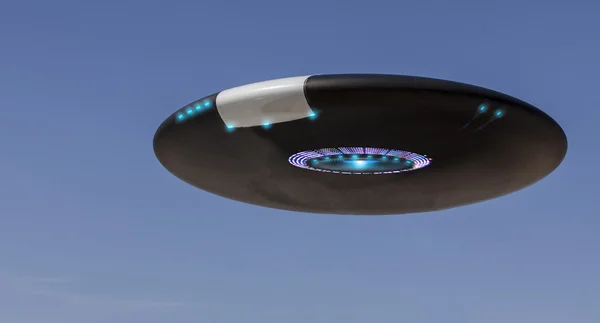 Mavi gökyüzü üzerinde UFO