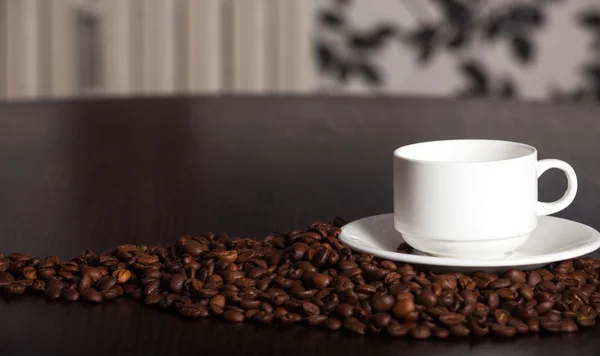 Fotoğraf Kupası ve kahve çekirdekleri