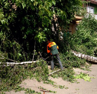 apartment house yakınındaki güçlü rüzgarlar etkilerini ortadan kaldırılması