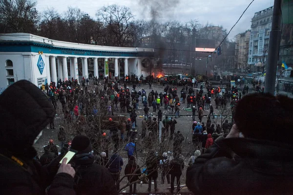 Euromaidan, Kiev, Oekraïne, grushevskogo straat. vechten met politie — Stockfoto