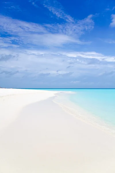 Wunderschöner tropischer Strand. weißer Sandstrand, blauer Himmel, weiße Wolken — Stockfoto