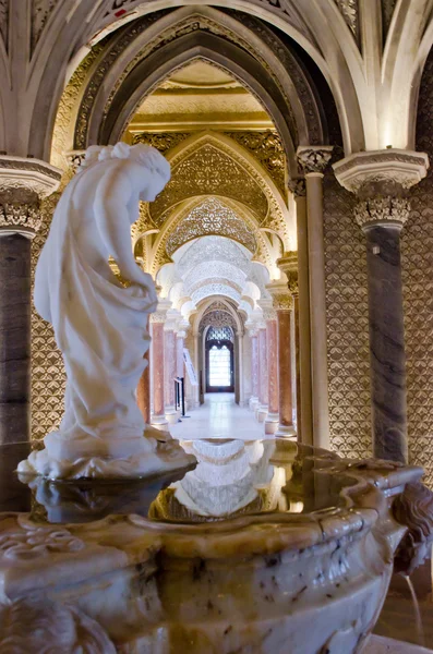 Vacker fontän och korridor med snidade väggar inuti Monserrate slott i Sintra. Portugal — Stockfoto