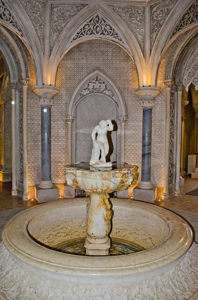 Hermosa fuente dentro de Monserrate en Sintra. Portugal — Foto de Stock