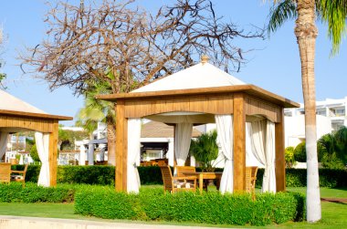 yemek yer, güzel bir plaj çardak