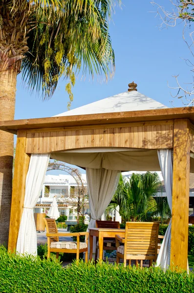 Bellissimo gazebo sulla spiaggia, posto per mangiare — Foto Stock