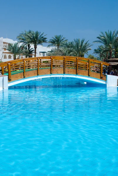 Piscina com água cristalina — Fotografia de Stock