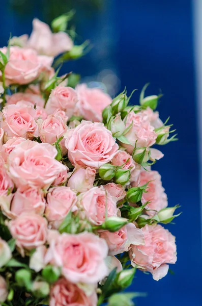結婚式の装飾。ピンクのバラの花束 — ストック写真