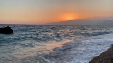 Akdeniz 'in güzel günbatımı. Ağır çekim! Kimse yok.