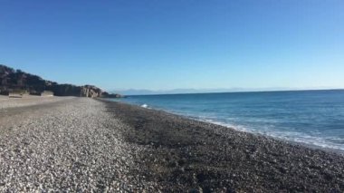Akdeniz güzel mavi kristal berrak deniz suyu Türkiye, Camyuva, Antalya, Kemer 'in güneşli sahillerinde