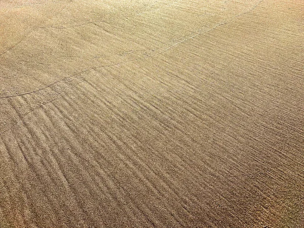 海の波の後の美しい湿った砂の背景 — ストック写真