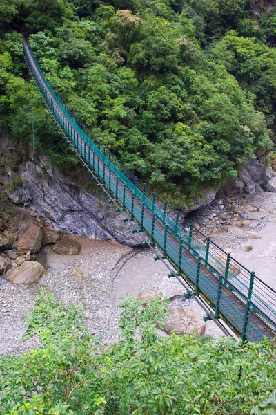Ponte sobre águas problemáticas — Fotografia de Stock