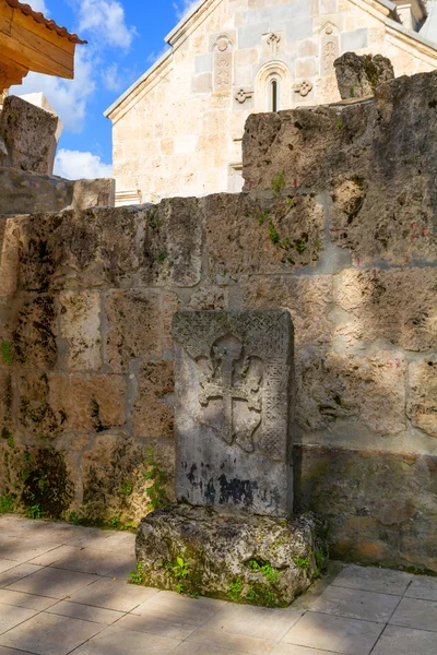 Chatschkar ist Gedenkstein gemeißelt. — Stockfoto