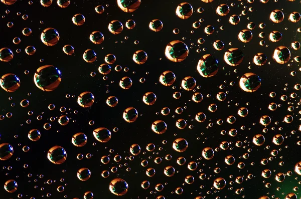 Gotas de agua sobre fondo de color — Foto de Stock