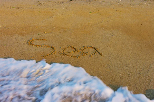 Morbida onda del mare sulla spiaggia di sabbia — Foto Stock