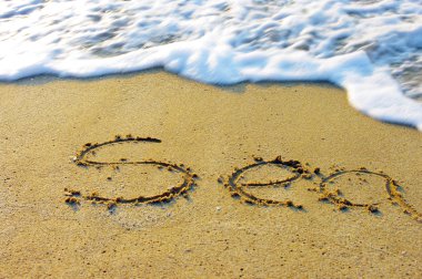 Kumlu sahilde denizin yumuşak dalgası