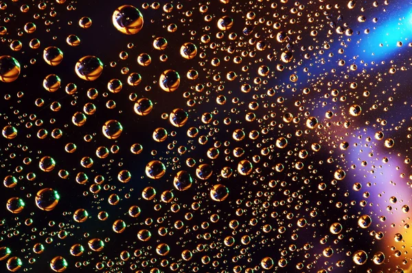 Gotas de agua sobre fondo de color — Foto de Stock