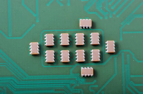 Grüne Computerplatine mit Chips und Komponenten. — Stockfoto