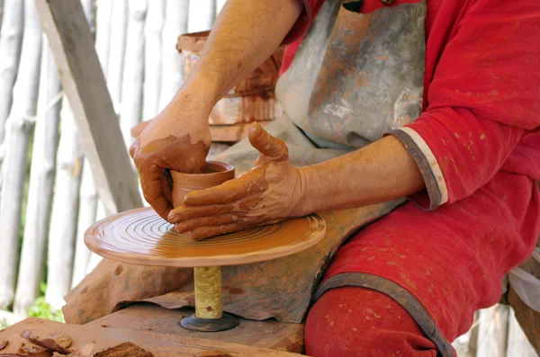 Mani di un vasaio, creando un vaso di terra sul cerchio — Foto Stock