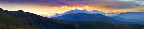 Sonbahar akşam Dağı Yaylası peyzaj (Karpat, Ukrayna) — Stok fotoğraf