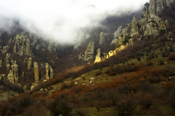 Seltsam geformte Felsen des Berges Süddemerdji auf der Krim — Stockfoto