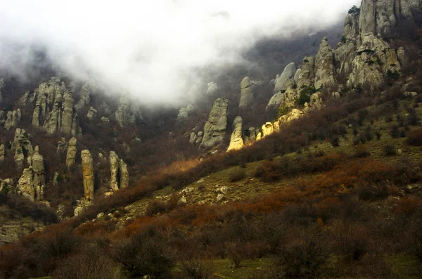 Las rocas extrañamente formadas del monte Demerdji Del sur en la Crimea — Foto de Stock