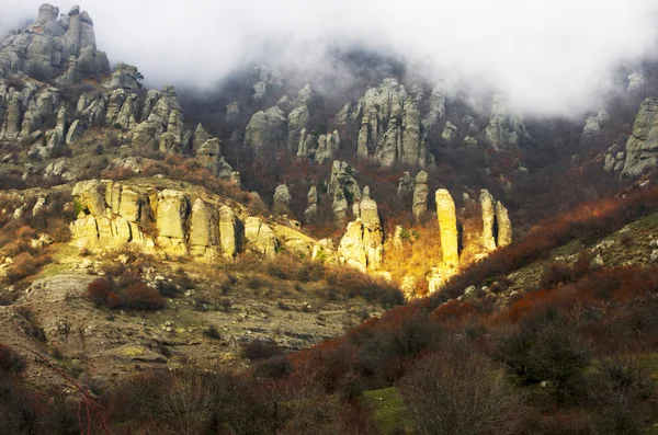 奇怪的是奇形怪状的岩石的山在克里米亚半岛南部 demerdji — 图库照片