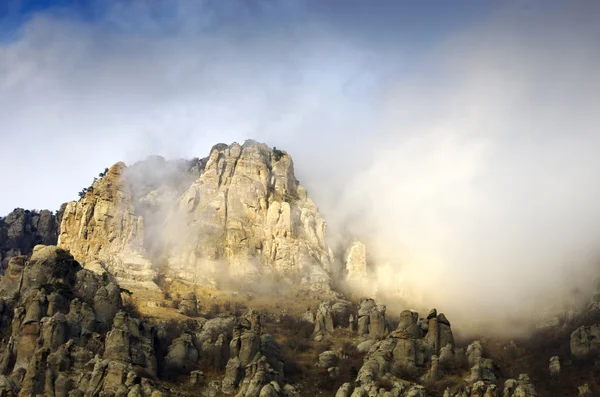 Rochers étrangement formés sur les contreforts du mont Demerdji Sud dans la criminalité — Photo