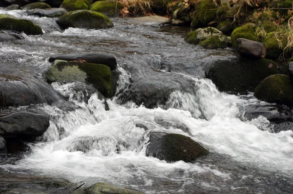 Flussufer und in klarem Wasser des Baches. Der Winter beginnt am — Stockfoto