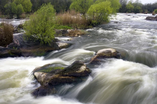 Schwelle des Gebirgsflusses und nasse Steine — Stockfoto