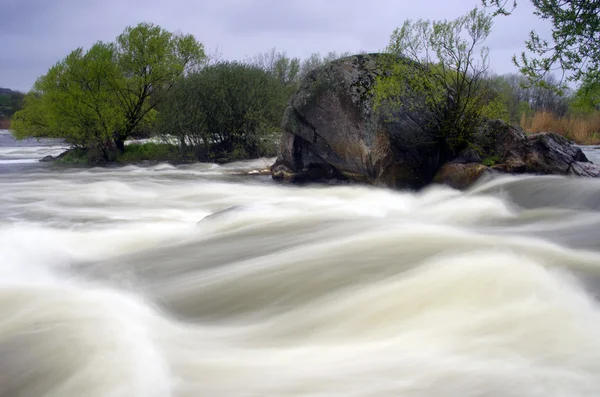 Küszöb a hegyi folyó és nedves kövek — Stock Fotó