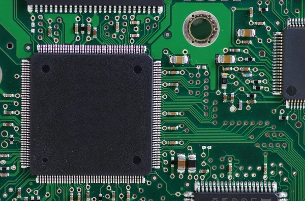 Tablero de ordenador verde con chips y componentes . — Foto de Stock
