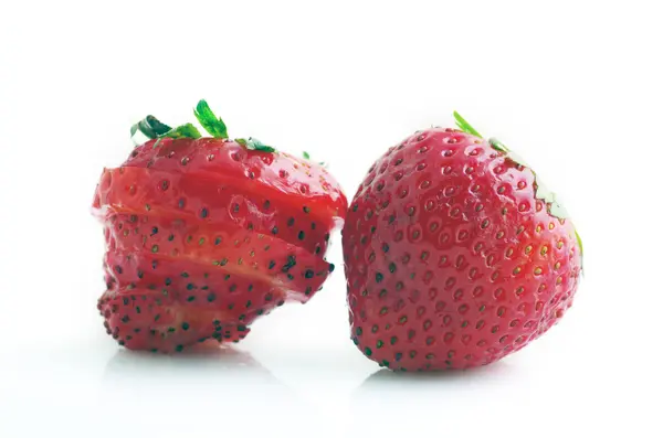 Здорові червоні полуничні фрукти нарізані ізольовані на білому фоні — стокове фото