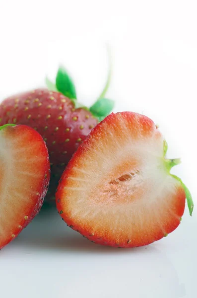 Здорові червоні полуничні фрукти нарізані ізольовані на білому фоні — стокове фото
