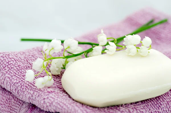 Lázeňském prostředí ručníky, mýdlo a konvalinek — Stock fotografie